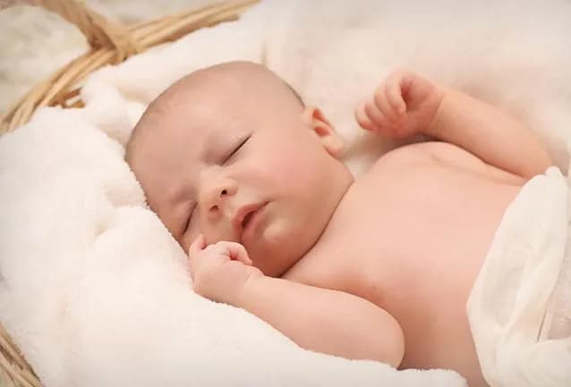 Katar u niemowlaka: kiedy do lekarza i co powinno niepokoić?