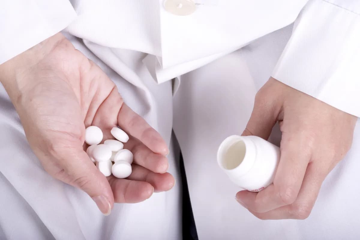 Dlaczego lekarze przepisują antybiotyki na wirusy, gdy są nieskuteczne?